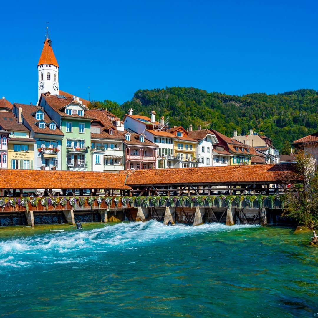 La ciudad medieval suiza a orillas de un lago donde se reflejan Los Alpes