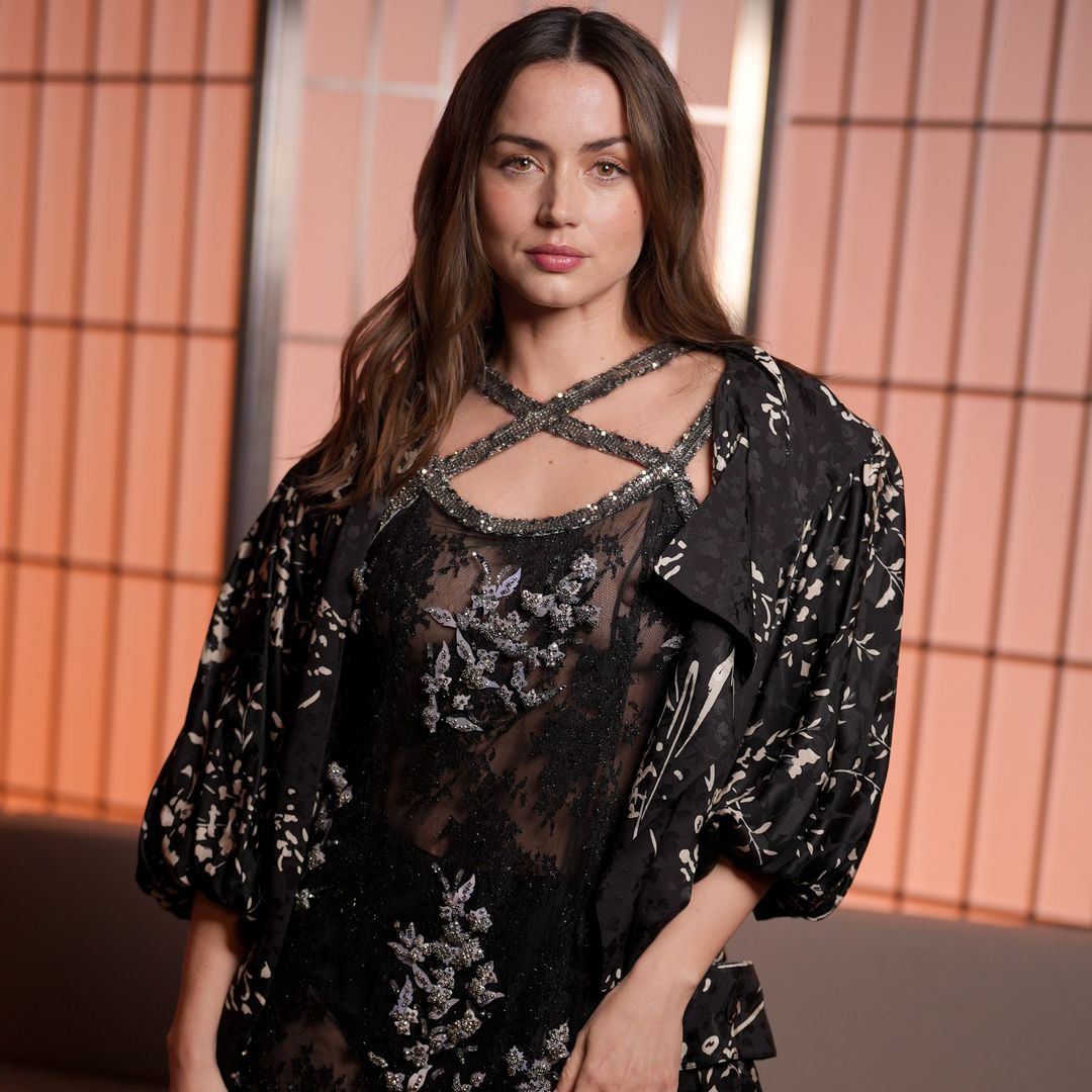 Ana de Armas presume 'look' de cuero y mocasines en las calles de Nueva York