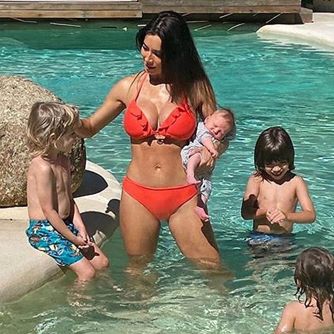 Pilar Rubio, espectacular tras dar a luz, en la piscina con sus 'cuatro fantásticos'