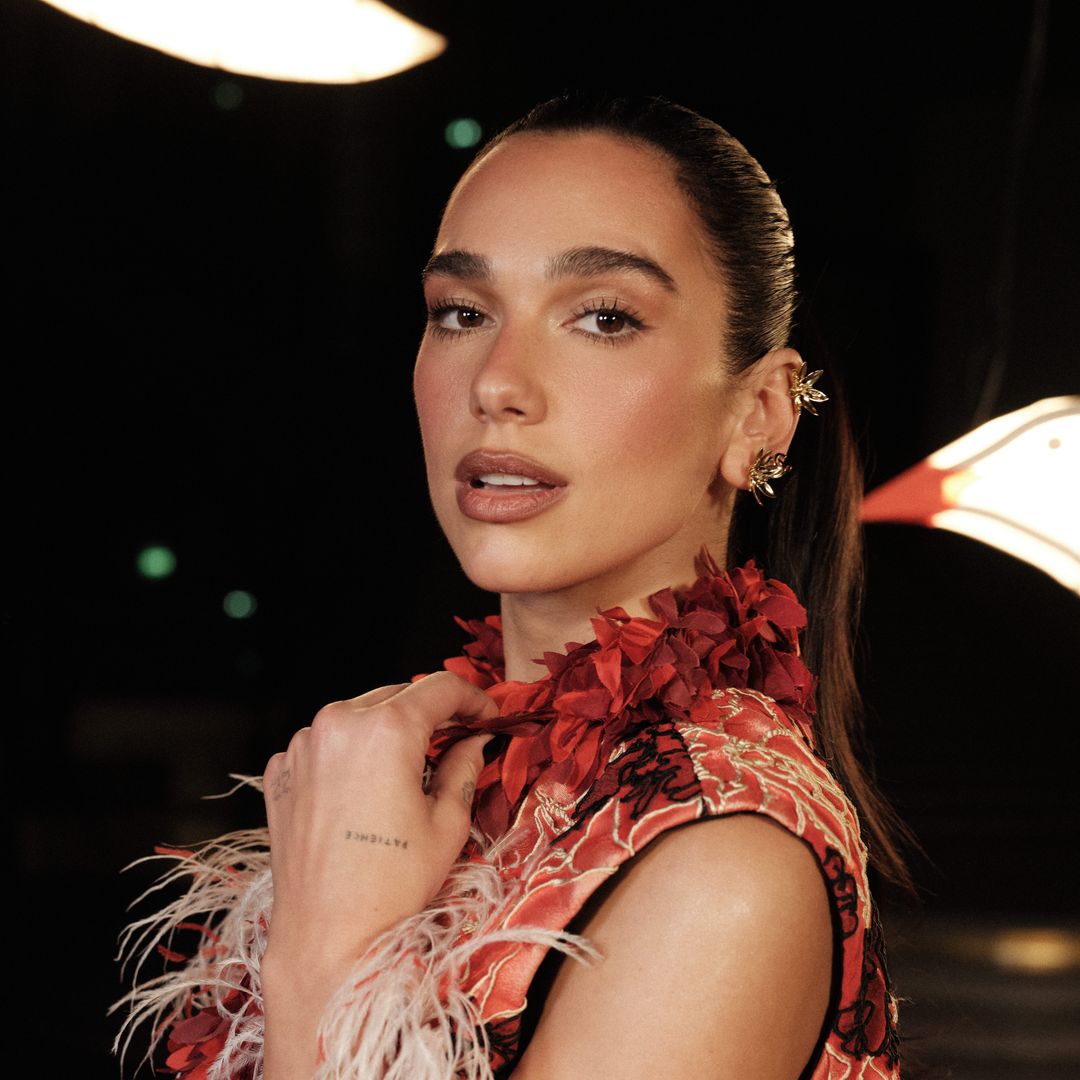 Ni roja ni burdeos: la manicura más elegante del otoño es esta marrón chocolate que Dua Lipa ha llevado en París