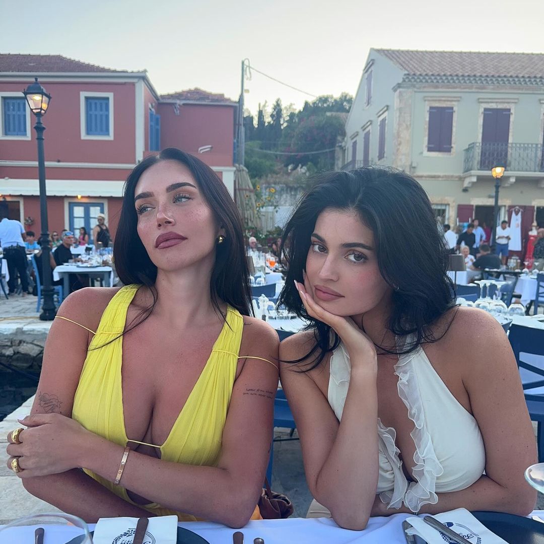 Blanco, microfrench y brillo: Kylie Jenner y sus amigas confirman las pedicuras del verano