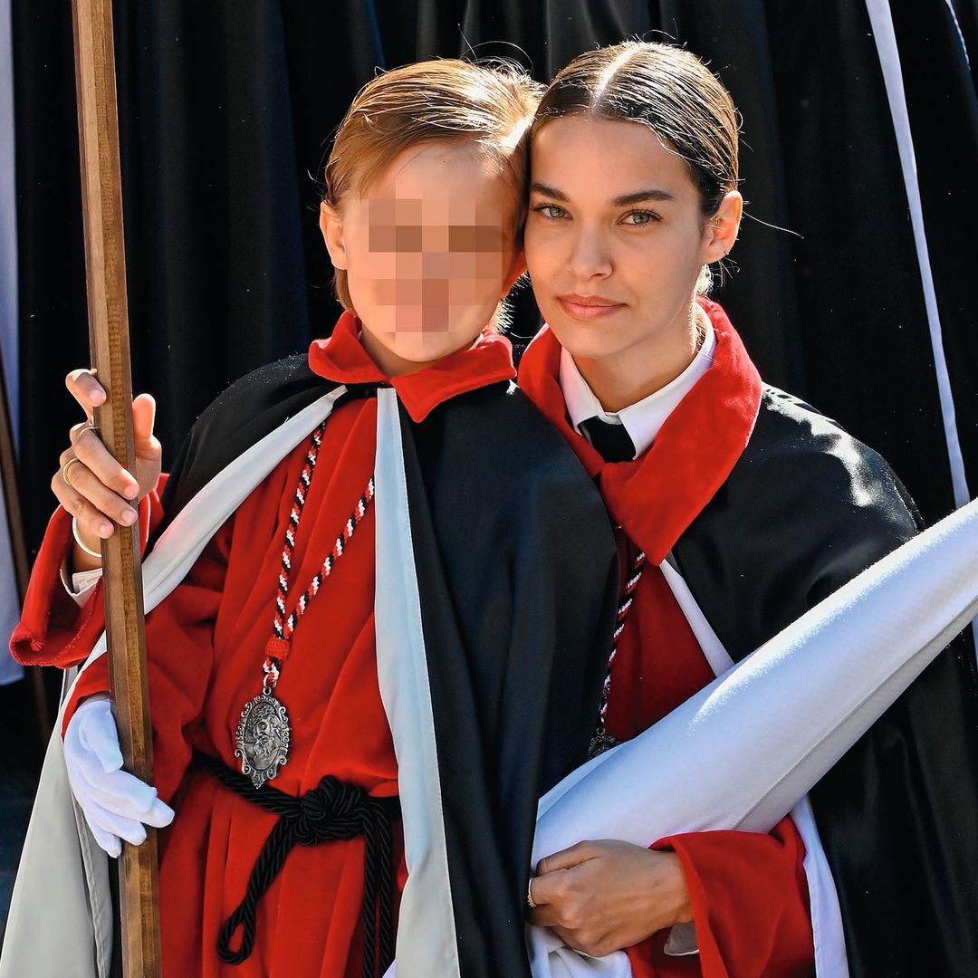 La modelo Gara Arias enseña a su hijo Marco las tradiciones que se viven en León en Semana Santa