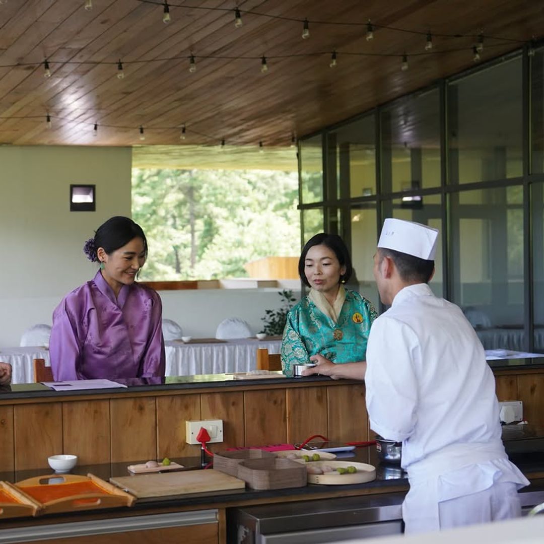 Akiko de Japón y Jetsum Pema durante un taller de "wagashi"