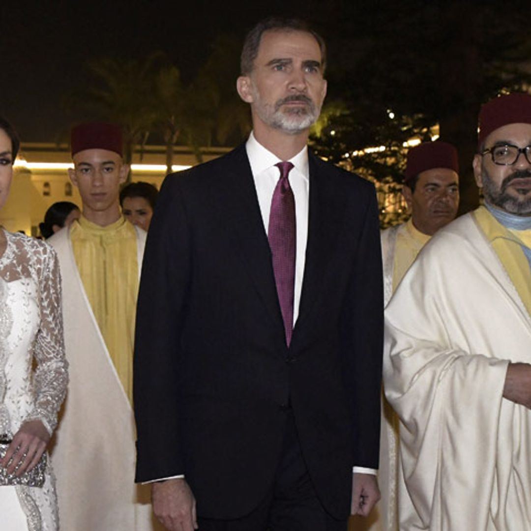 El momento en el que doña Letizia lució con gran elegancia la capa de Mohamed VI