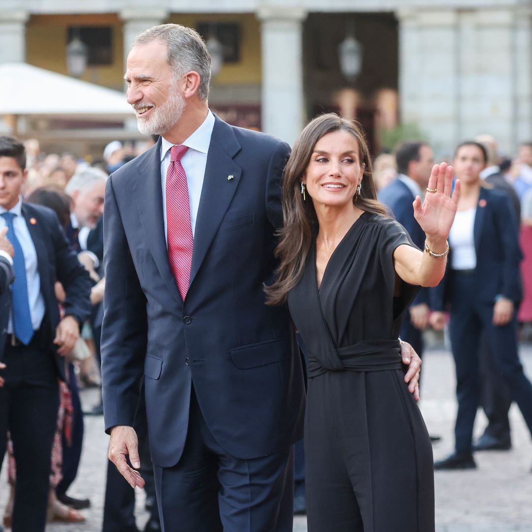 Los reyes Felipe y Letizia acuden por sorpresa a un concierto en la plaza Mayor de Madrid
