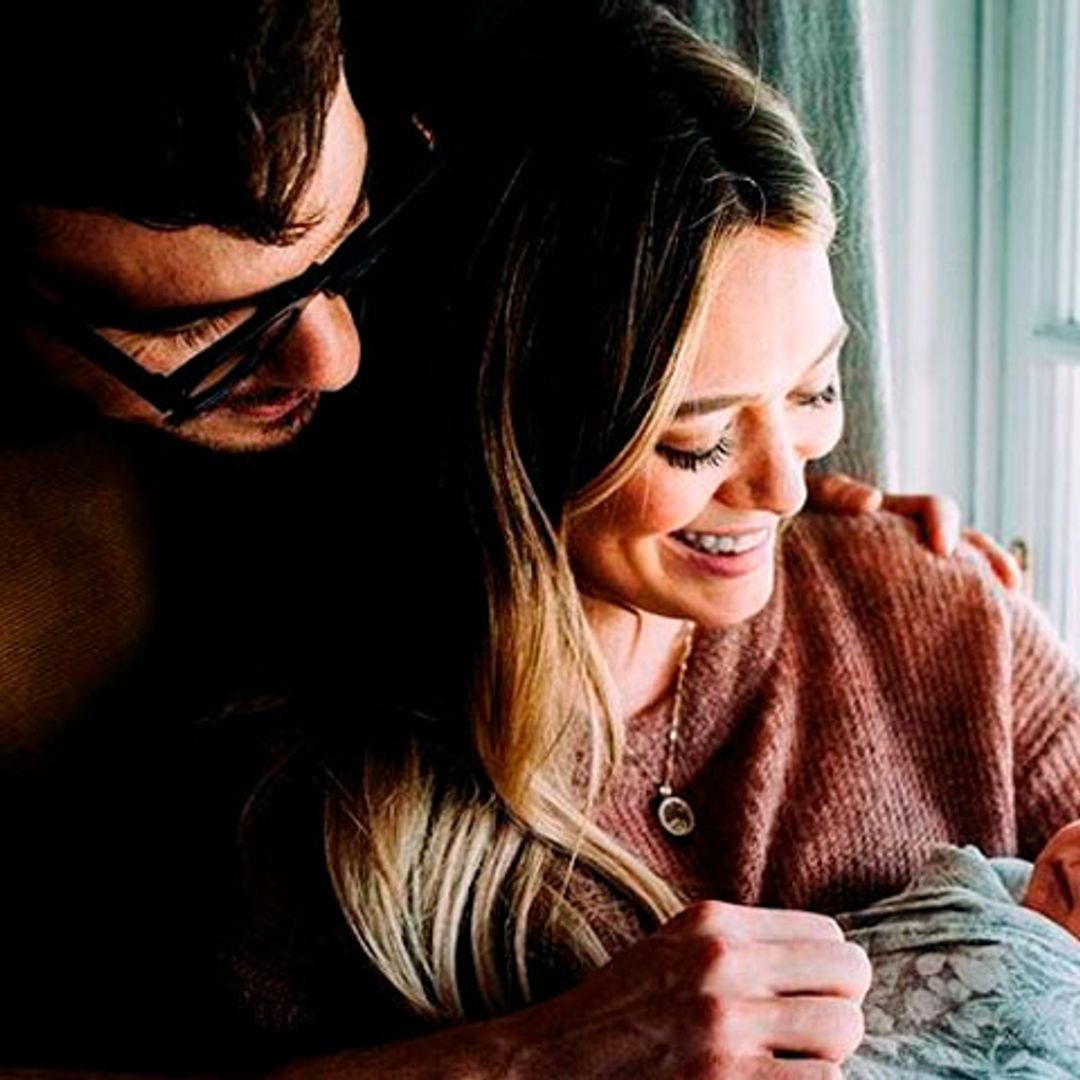 Hilary Duff presenta a su bebé recién nacido