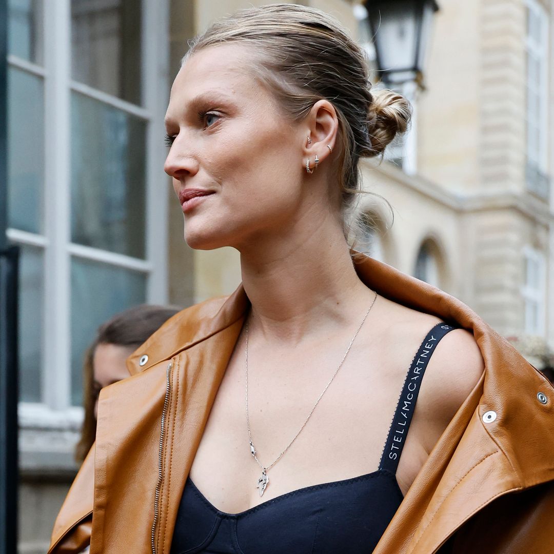 Toni Garrn en el desfile de Stella McCartney con moño desenfadado y cazadora de piel