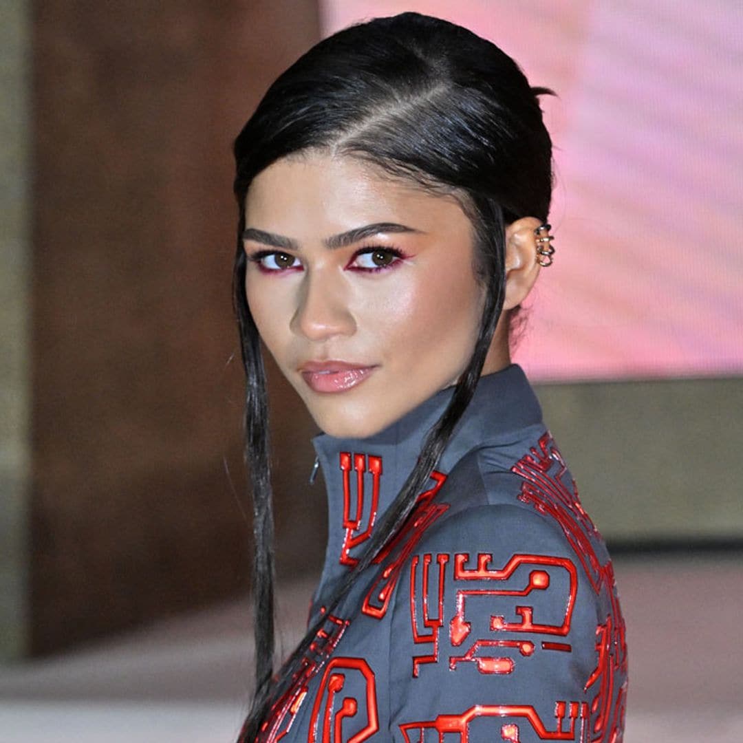 Zendaya rescata un traje de luces LED 'vintage' en Corea del Sur y triunfa de nuevo