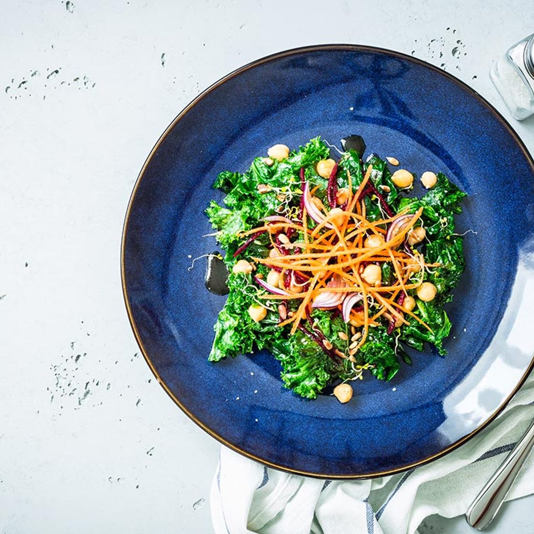 Ensalada con kale, garbanzos y zanahoria
