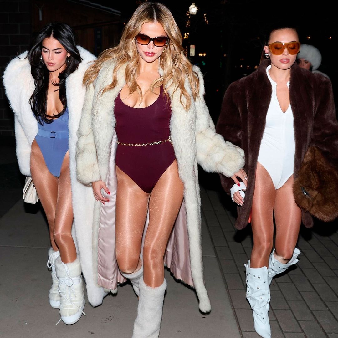 La modelo Brooks Nader junto con sus hermanas en la pasarela clandestina que las calles de Aspen ha creado este invierno

