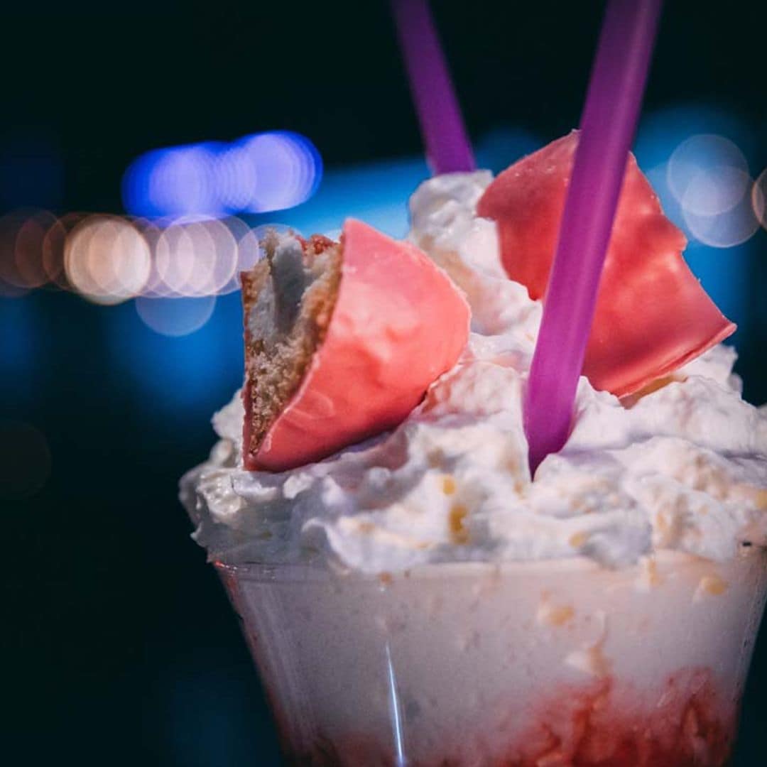Helado de pantera rosa con nata