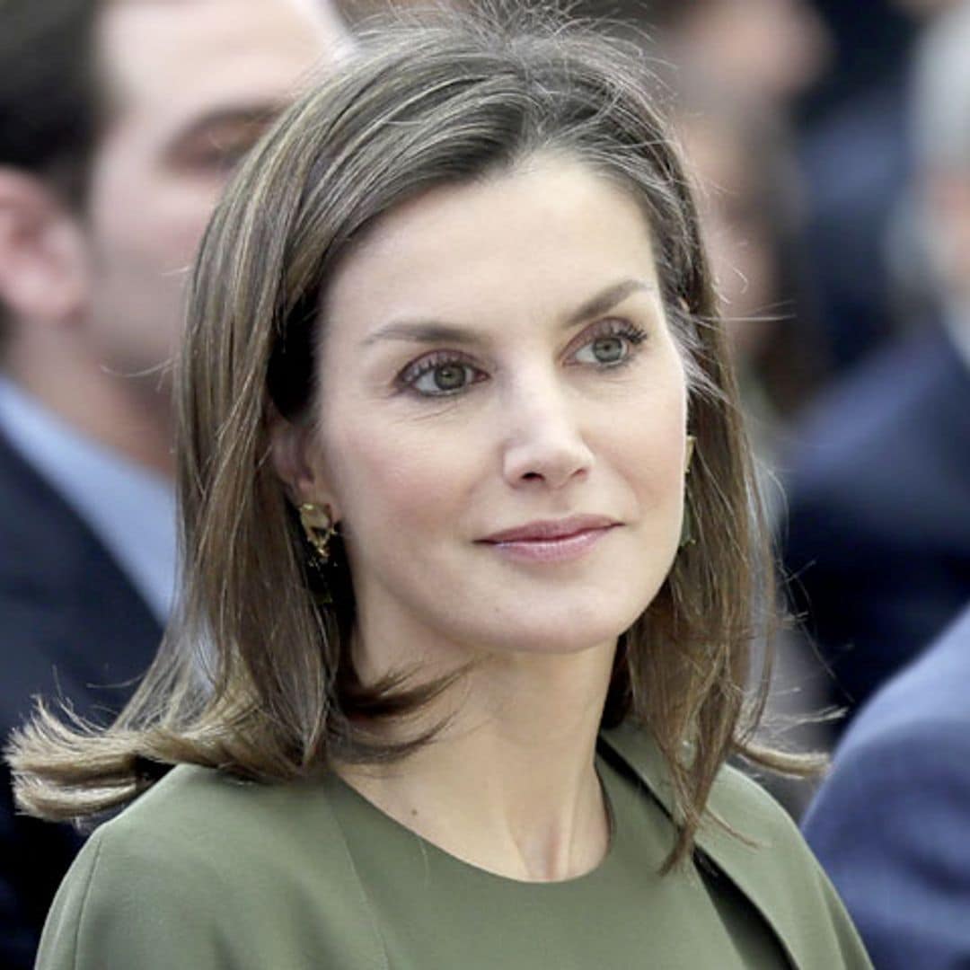 Doña Letizia juega al despiste con su look más misterioso