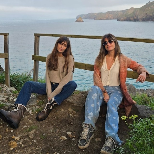 Sara Carbonero e Isabel Jiménez posando juntas en un mirador de Cantabria