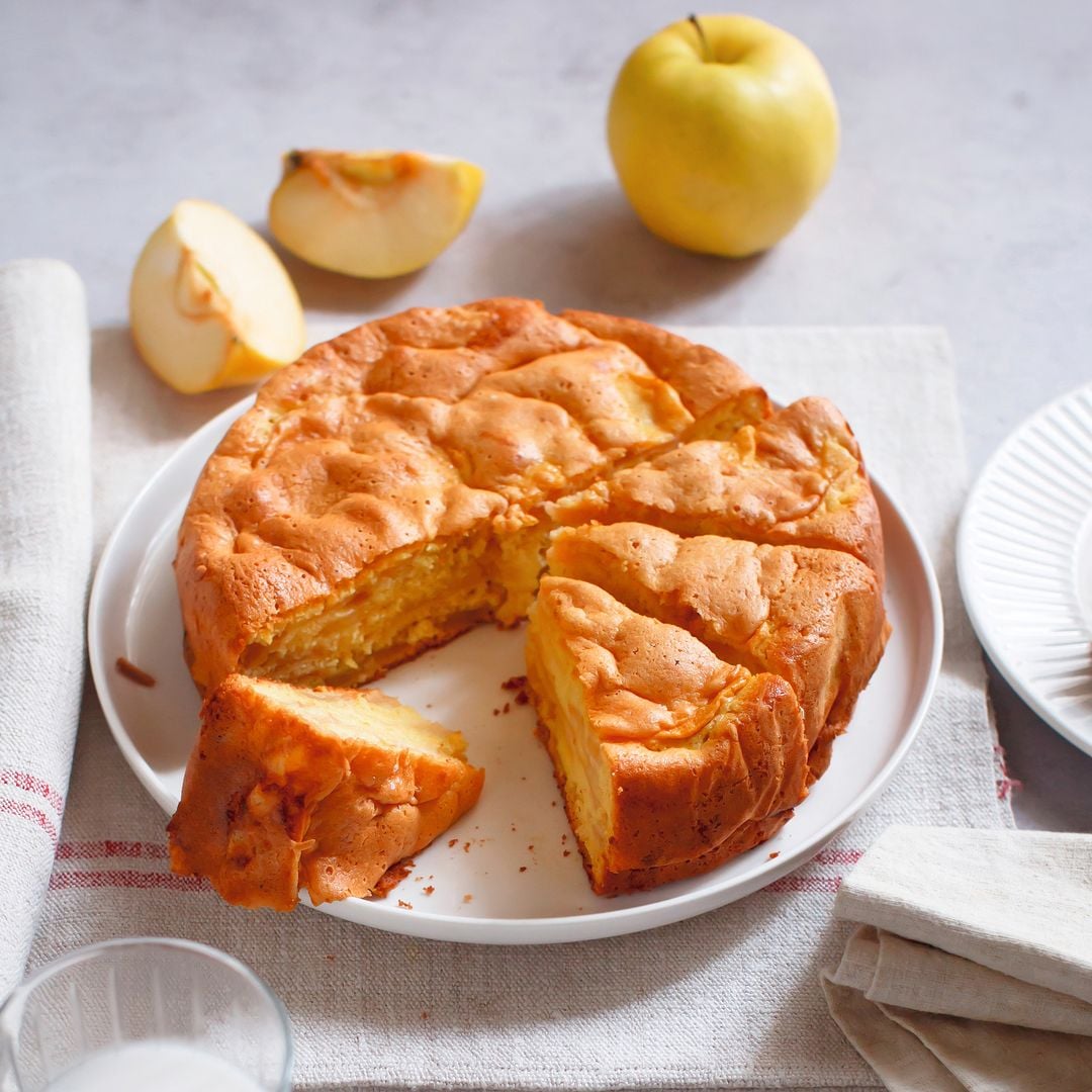 La tarta de manzana que viene del frío: esponjosa, fácil de preparar y con muy pocos ingredientes