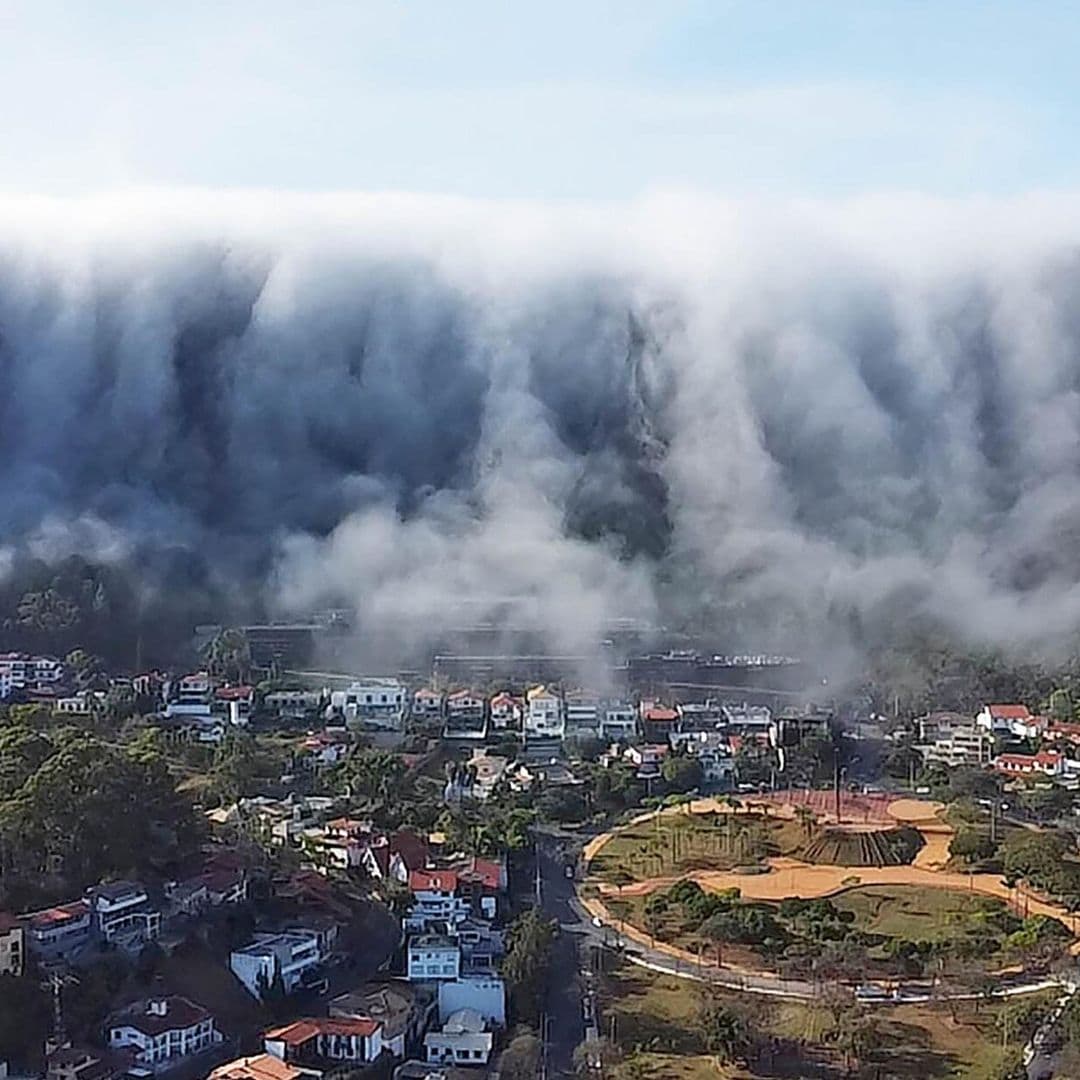 Un enorme ‘tsunami’ de nubes hace ‘desaparecer’ una ciudad entera