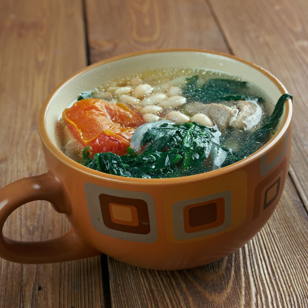 Caldo gallego: sencillo, calentito y reconfortante para combatir este frío