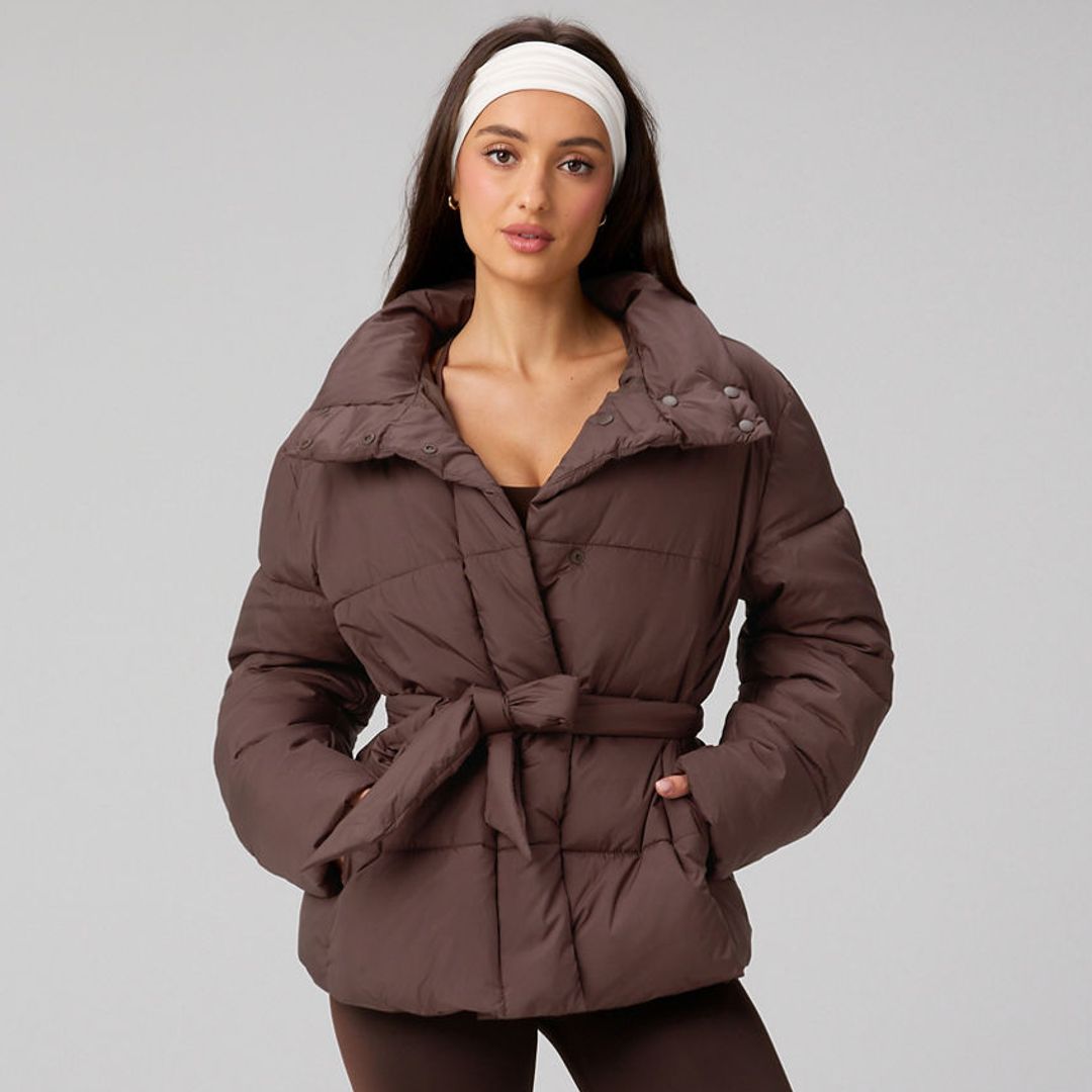 He localizado la chaqueta acolchada de mujer que más estiliza y repele el agua en el marrón más tendencia del invierno