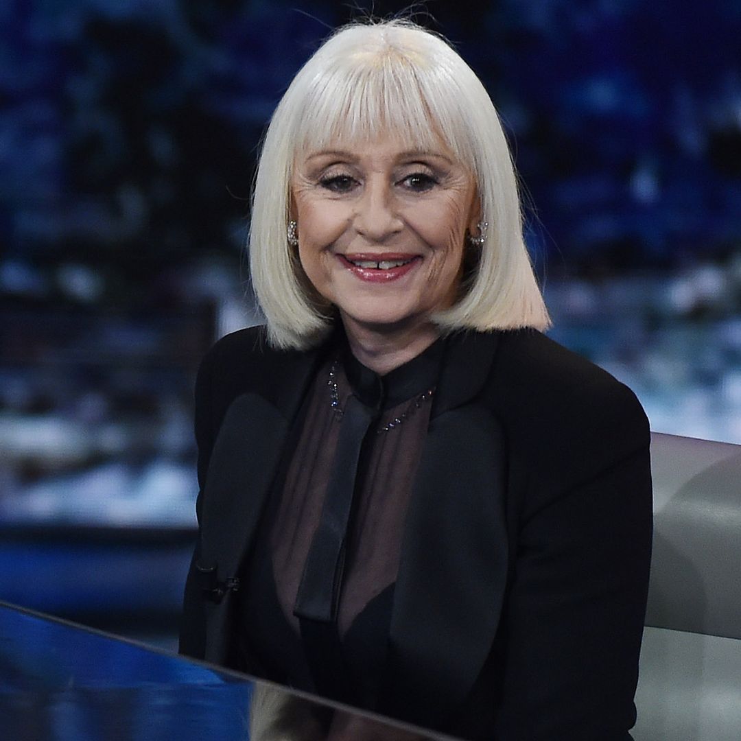 Raffaella Carrà, madre por sorpresa: una orden judicial contra su musical desvela que tenía un hijo adoptivo secreto