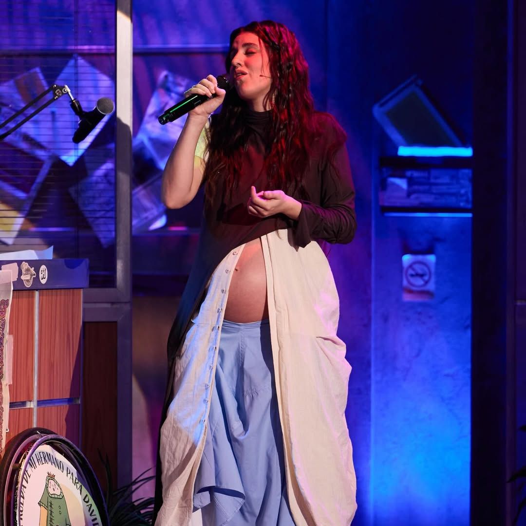 La cantante Izaro sorprende en La Revuelta y muestra su embarazo de casi siete meses