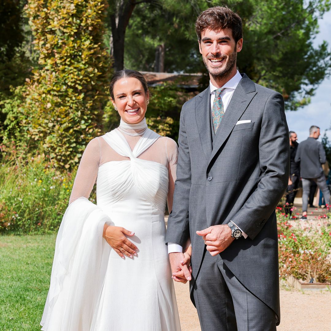 Un vestido 'suspiro' con escote halter y uno corto con 500 cristales bordados: los looks de novia de Marta Pombo en su aniversario de boda