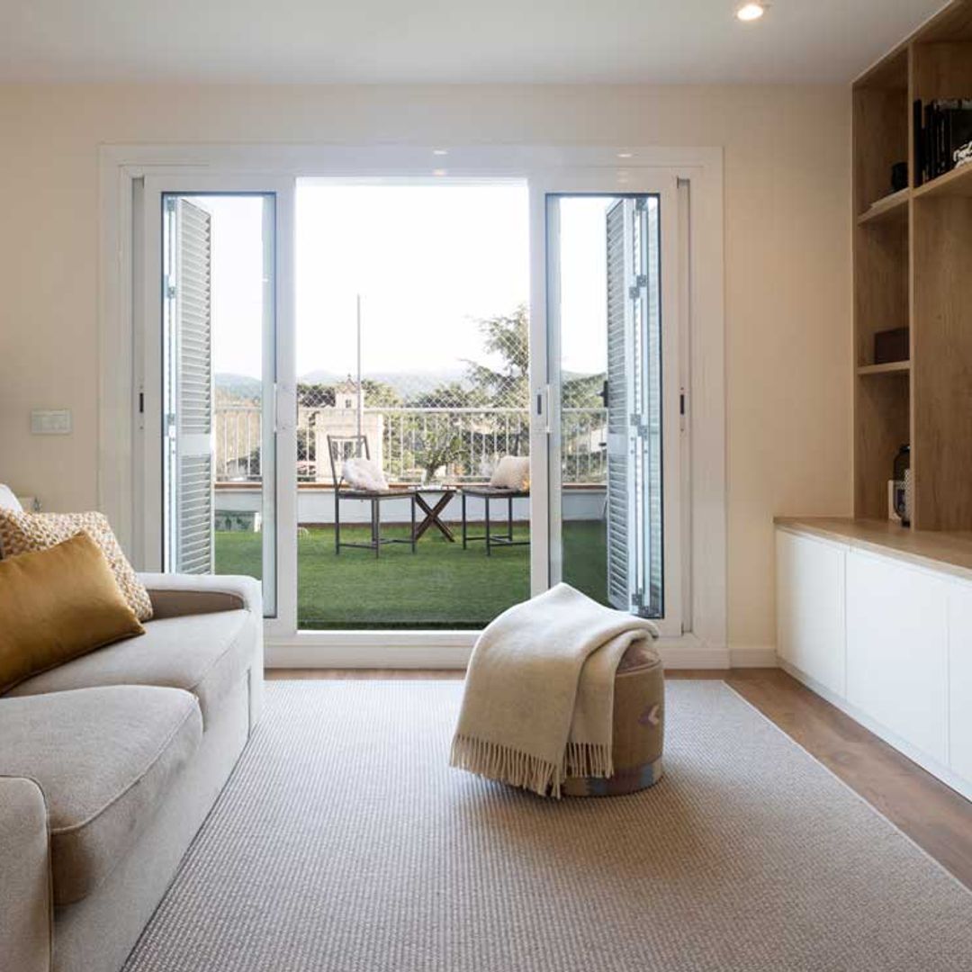 Un dúplex en Barcelona con distribuciones abiertas y una decoración cálida y funcional