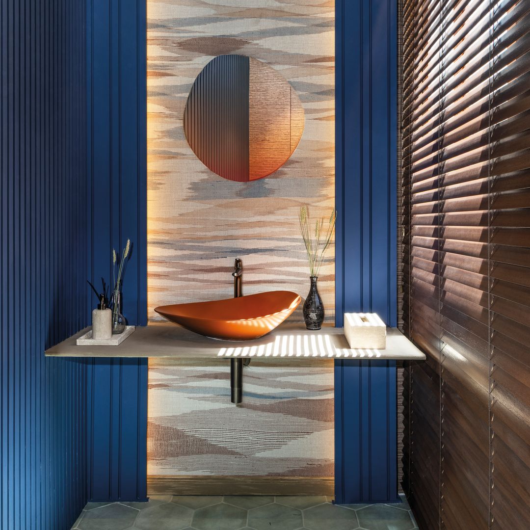 Adiós al baño pequeño, blanco y discreto: 10 ideas para darle personalidad con color, estampados y piezas especiales