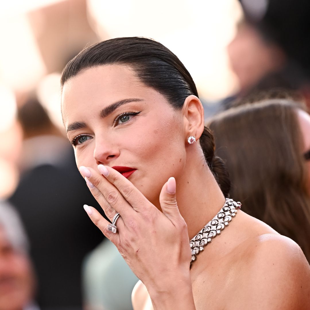 Las uñas naturales triunfan esta primavera: de la manicura nacarada de Adriana Lima a la japonesa de Nieves Álvarez