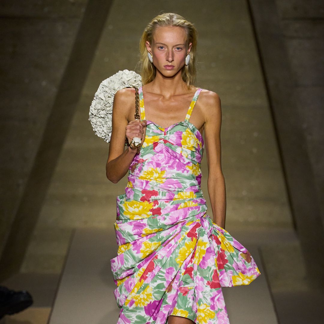 Menos bohemia, pero igual de femenina: Chloé se reinventa (una vez más) con bañadores vintage y bolsos trampantojo