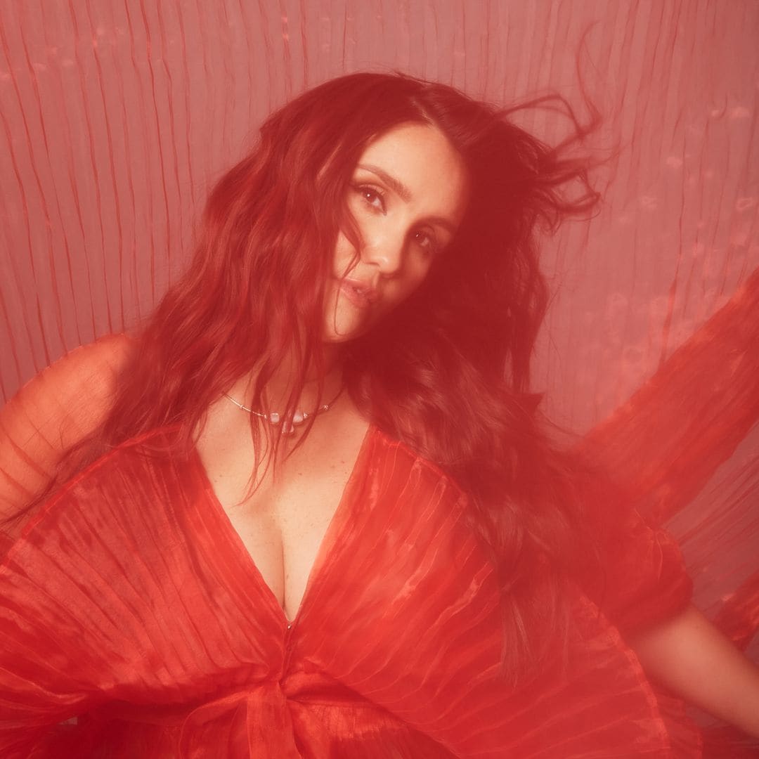 Dulce María inicia un nuevo capítulo musical y nos cuenta los detalles de 'Jaula de Oro'