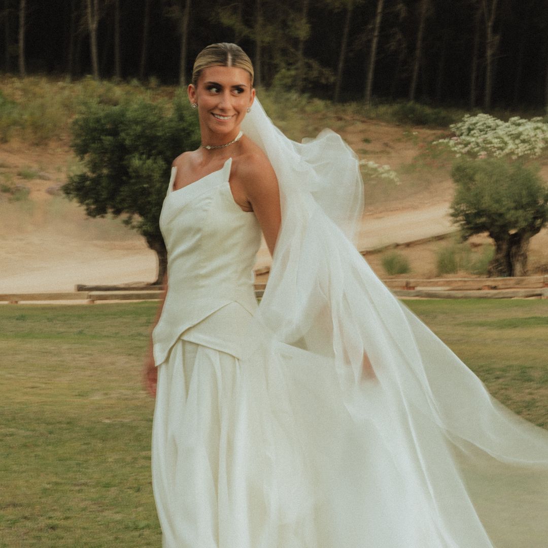 Raquel, la novia de los 8 apellidos cordobeses que llegó en carrito de golf y decoró con tonos del atardecer: "Creamos un bosque encantado"