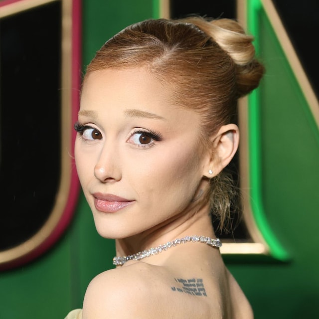 Primer plano de Ariana Grande en la premiere de 'Wicked' en Londres