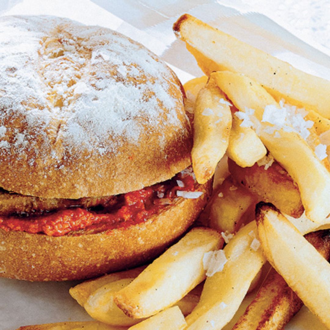 Pepito de lomo con tomate y patatas fritas