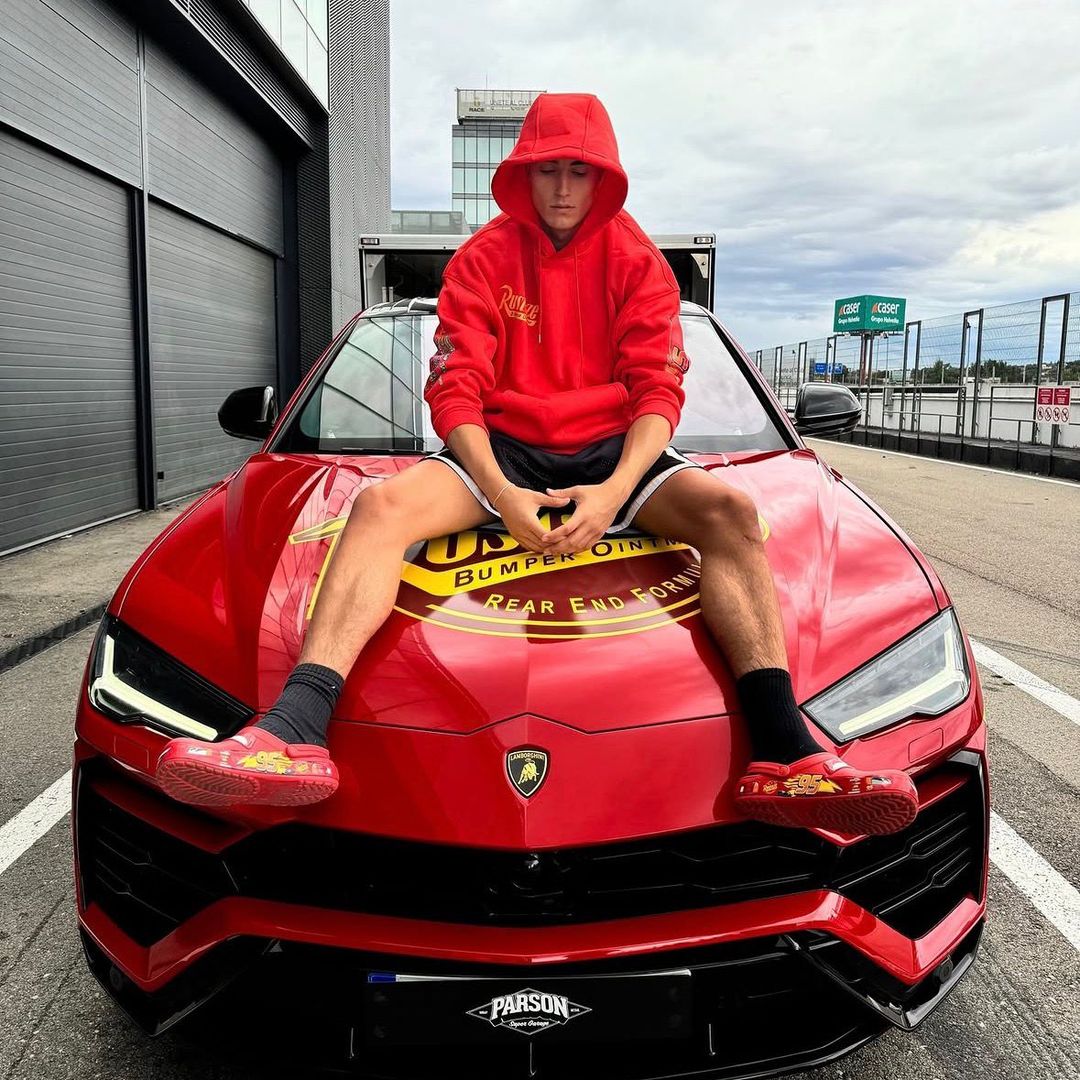 El yutuber convirtió un su Lamborghini en Rayo McQueen, el mítico coche de los dibujos animados, con todo lujo de detalles