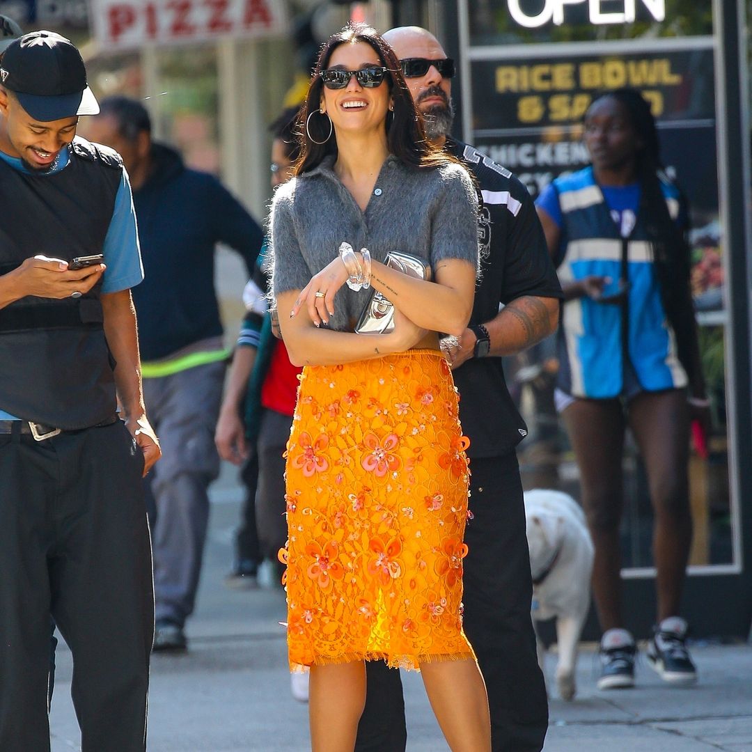 Dua Lipa lo confirma: el naranja Aperol será el color estrella del otoño