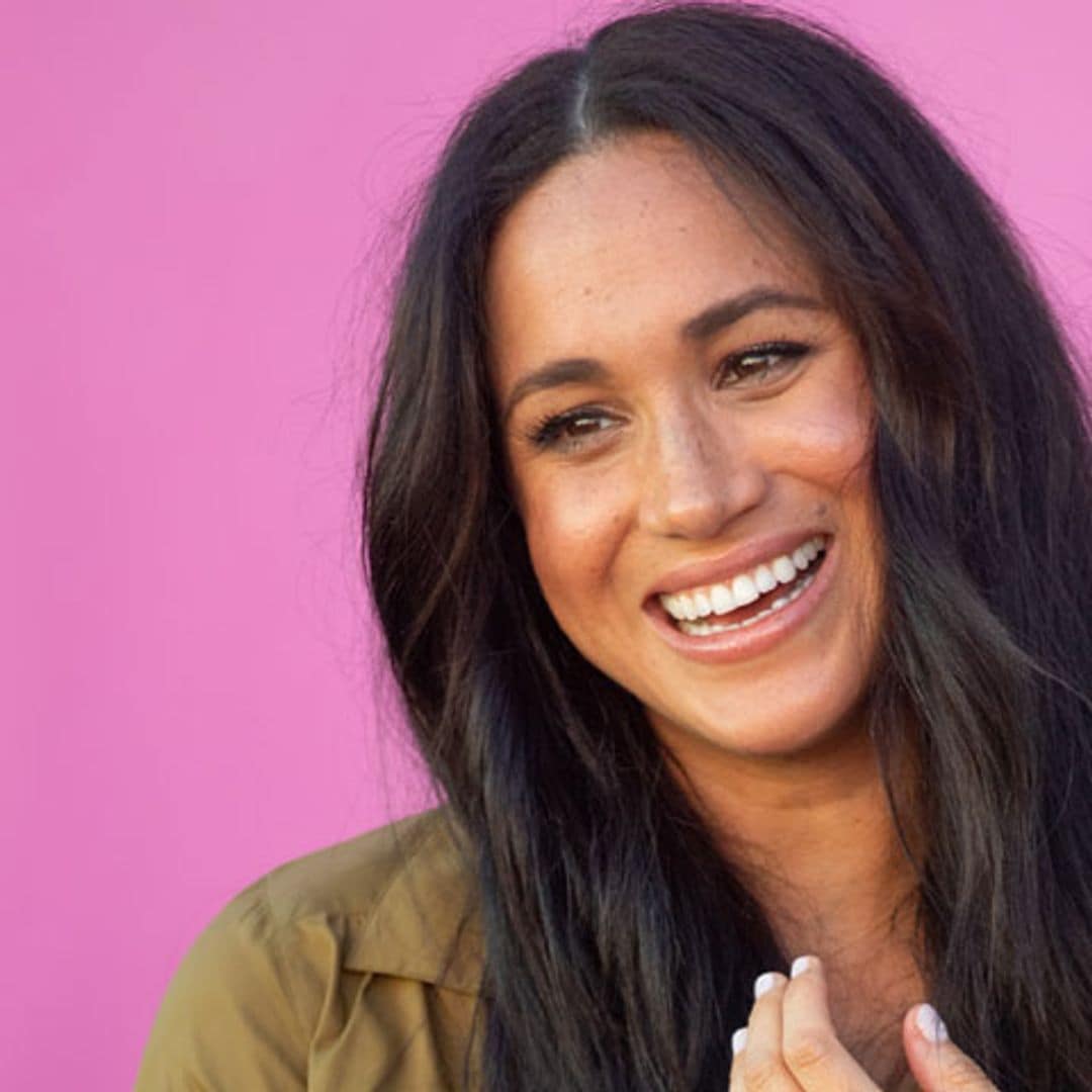 Las prendas con truco de Meghan para dos nuevos looks en África