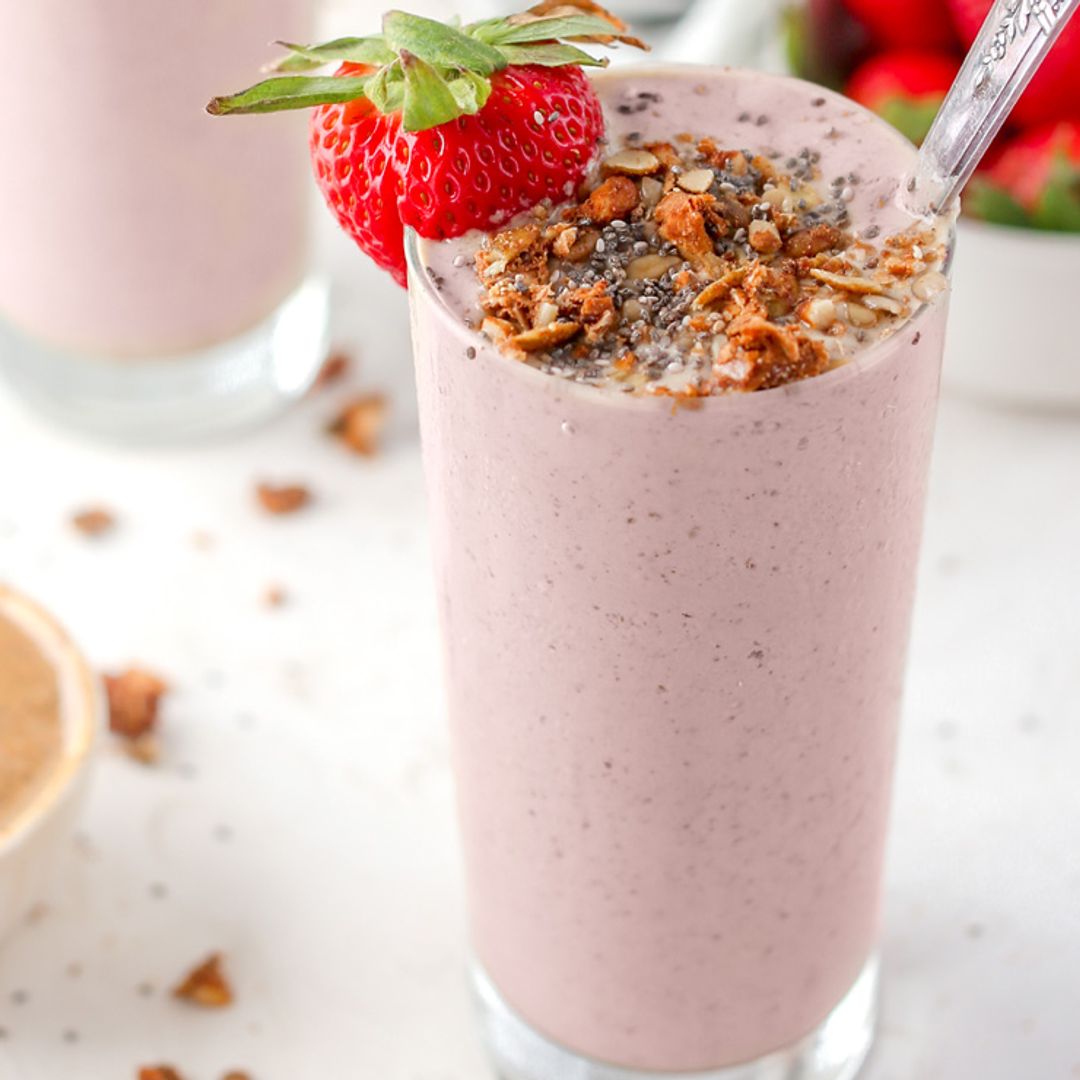 Batido de frutos del bosque y crema de cacahuete