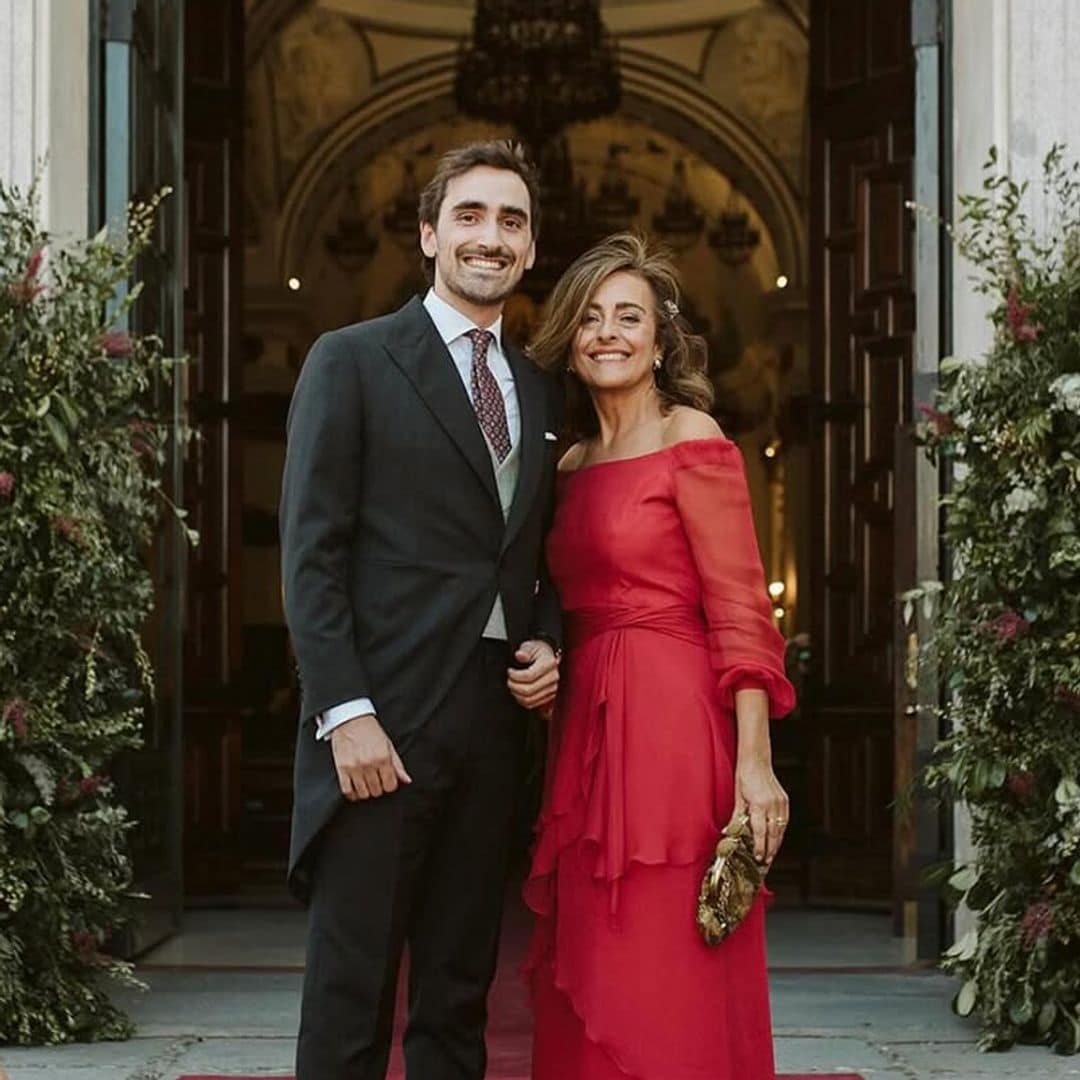 Así visten las madrinas más elegantes de Madrid: colores lisos y detalles muy pensados