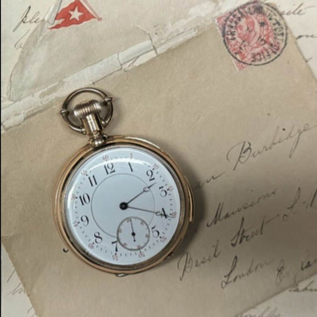 El reloj de Isidor Straus junto a la carta escrita por su mujer, Ida Straus, a bordo del Titanic, en papel oficial del barco, describiendo su lujo pocos días antes del hundimiento