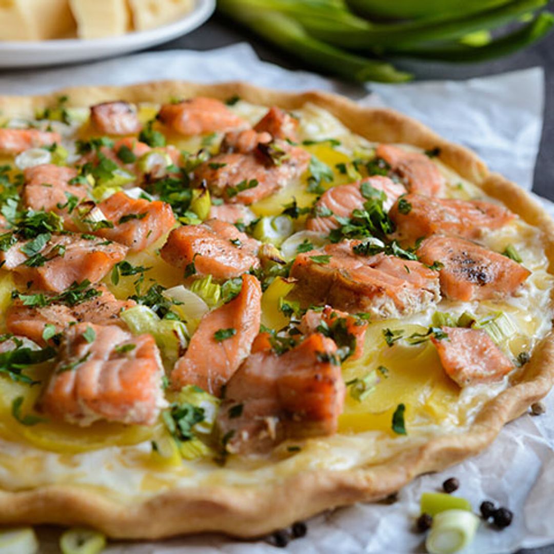Tarta salada de salmón y queso emmental