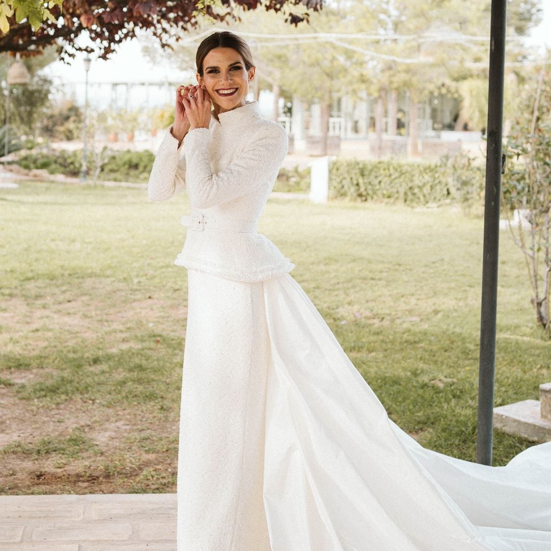 Marina, la novia del vestido de tweed con microlentejuelas y péplum que se inspiró en Coco Chanel para su boda en Córdoba