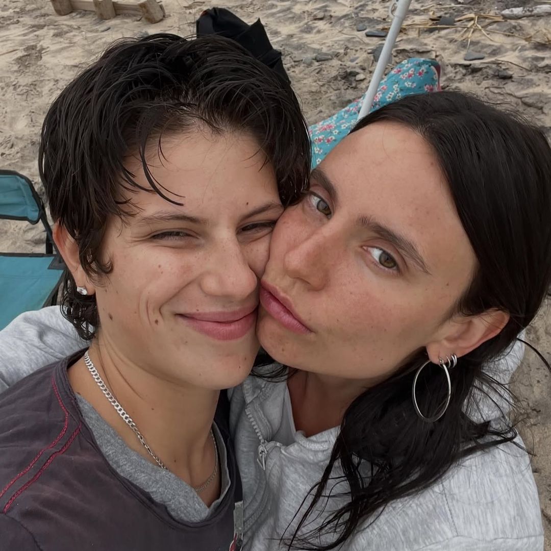 Bruna, hija de Aitana Sánchez-Gijón, desata rumores de compromiso con unos emojis y un espectacular anillo: "La boda con la mujer de mis sueños"