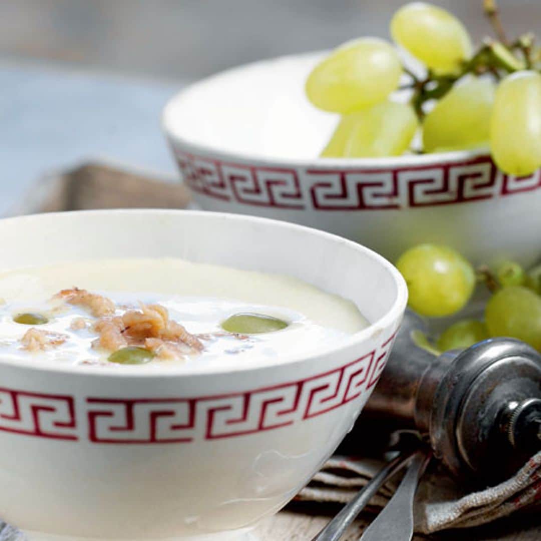 Ajoblanco con uvas y camarones