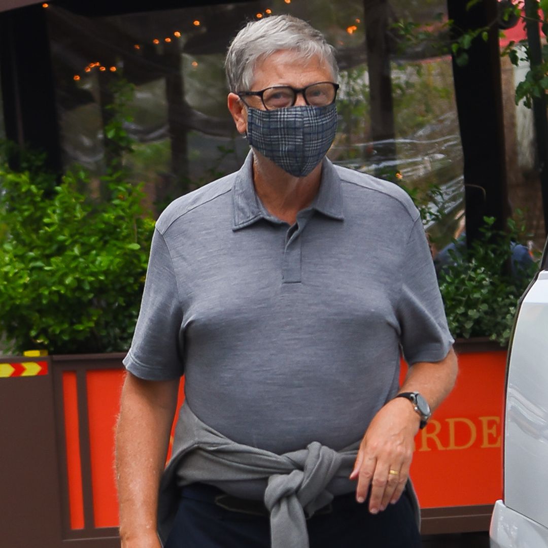 Bill Gates reaparece públicamente tras su divorcio y... ¡continúa llevando su anillo de casado!