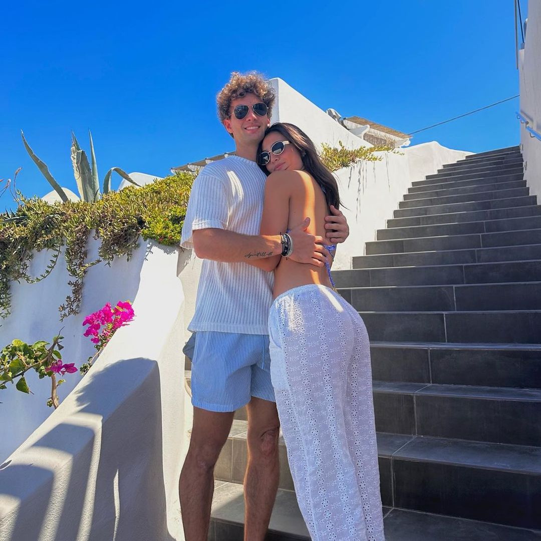 Enamorada, la novia de ‘Tophy’ Levy, comparte las mejores postales de su viaje por Grecia