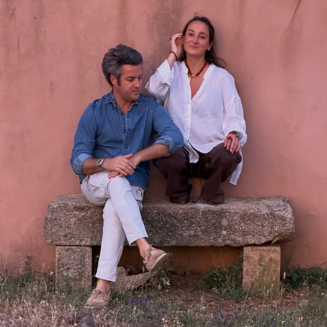 Así es la casa de pueblo donde Lucía Pombo y Álvaro López Huerta disfrutan antes de ser padres: tradición y lujo en un hogar pensado para la familia
