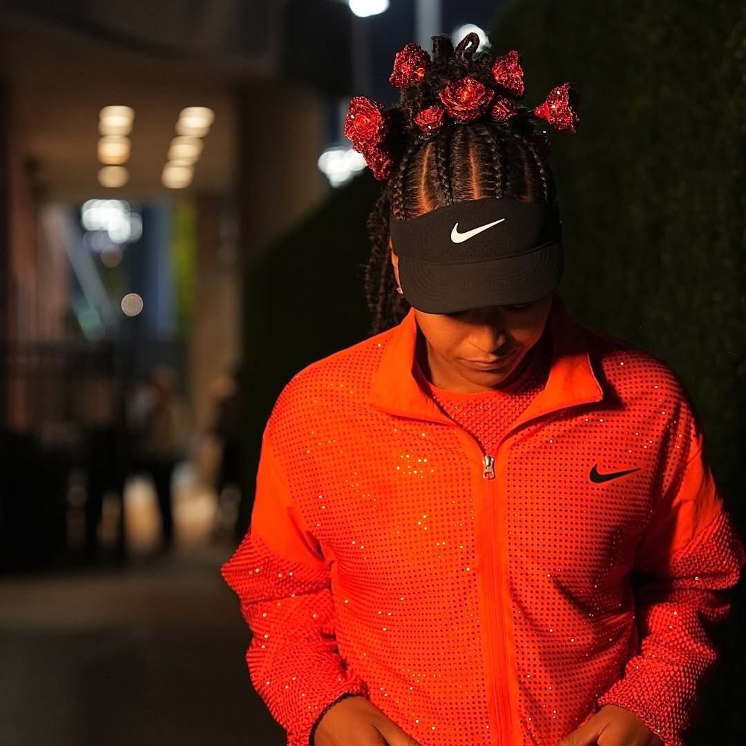 Naomi Osaka complementó su look con un peinado fuera de serie