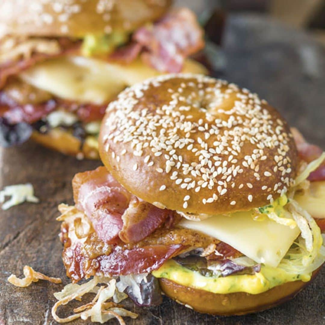 'Bagels' con beicon, queso y revuelto de huevos