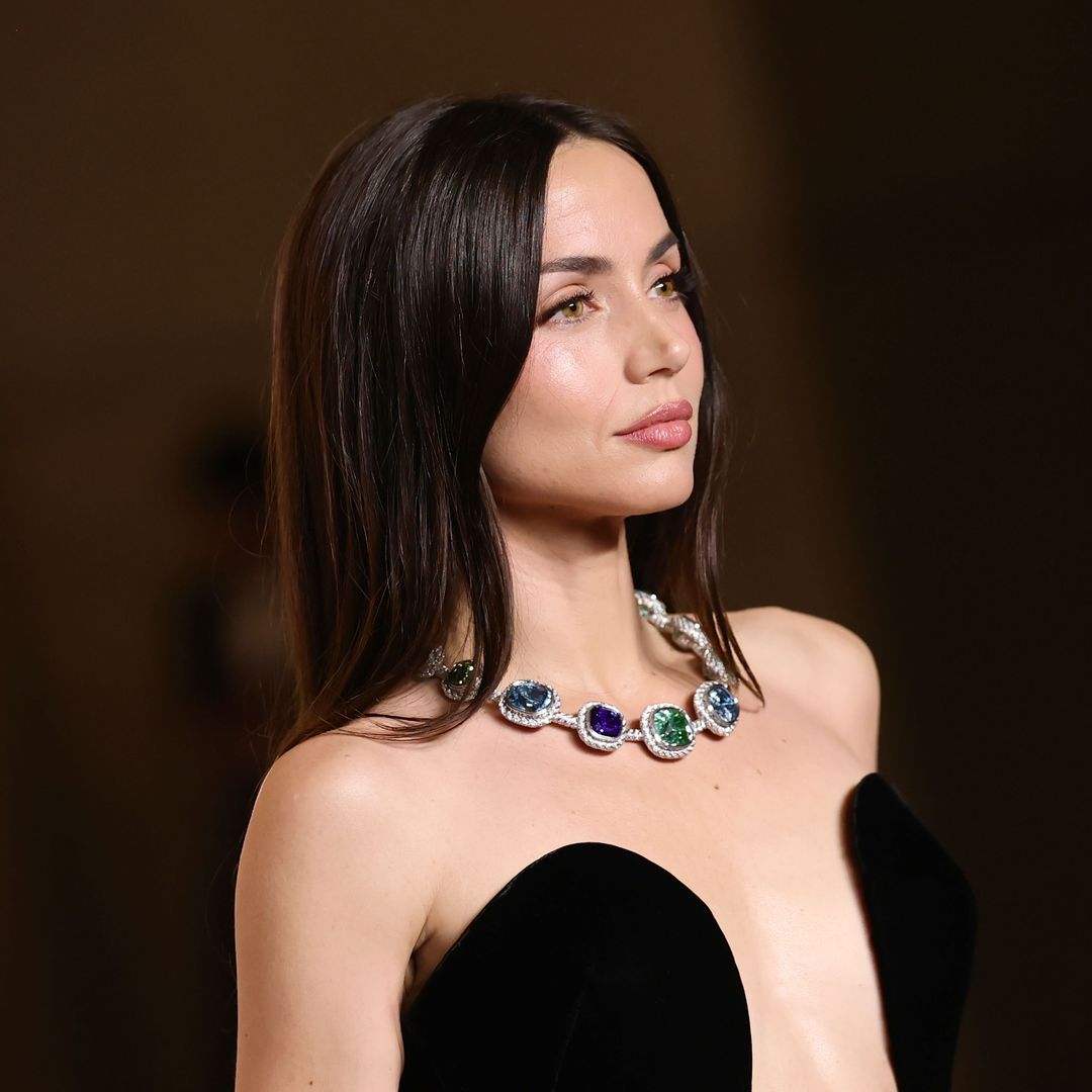 Ana de Armas impacta en la alfombra roja con su espectacular vestido de terciopelo negro, escote de infarto y un collar de 249 quilates