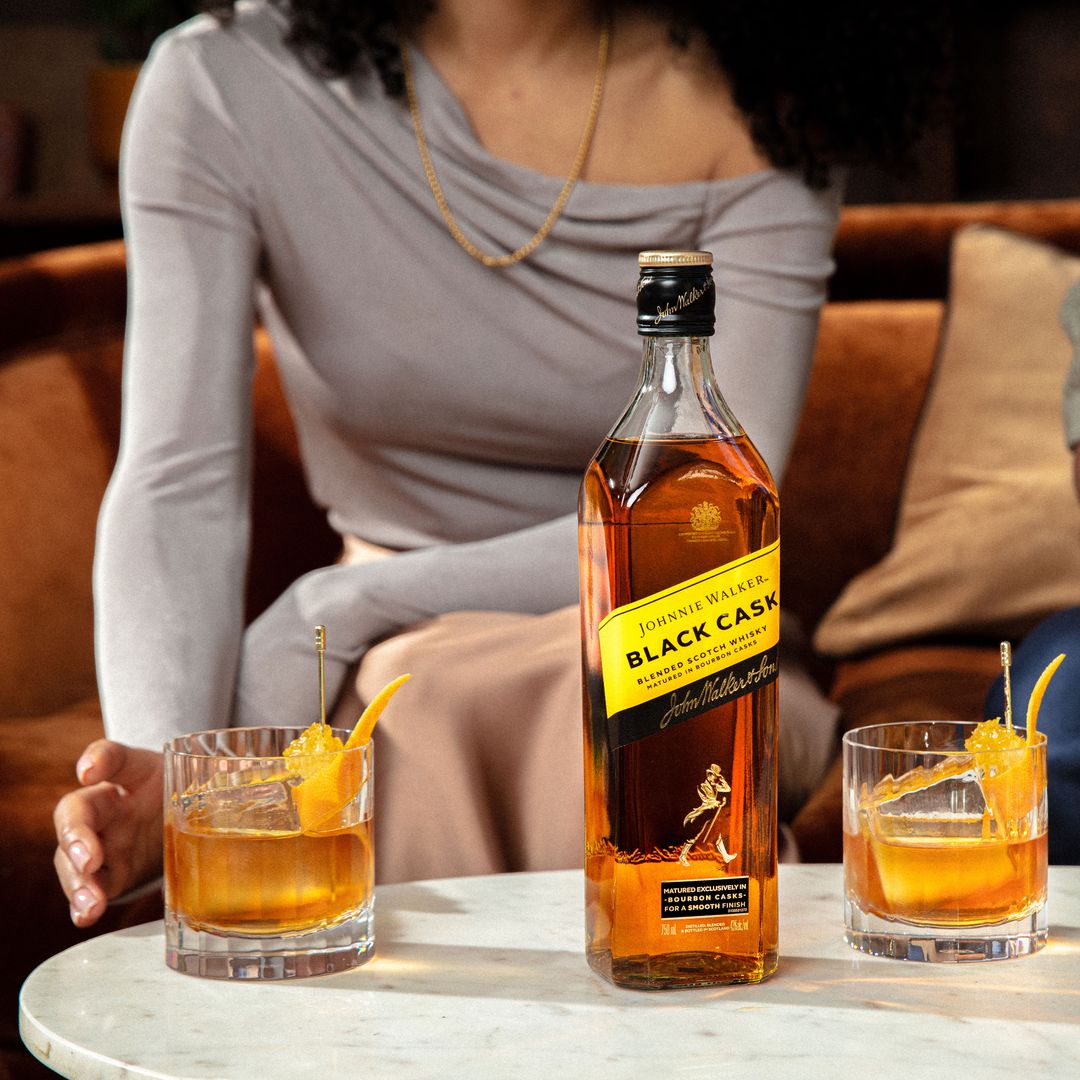 Disfruta en casa del whisky con estos 2 cócteles de Johnnie Walker Black Cask