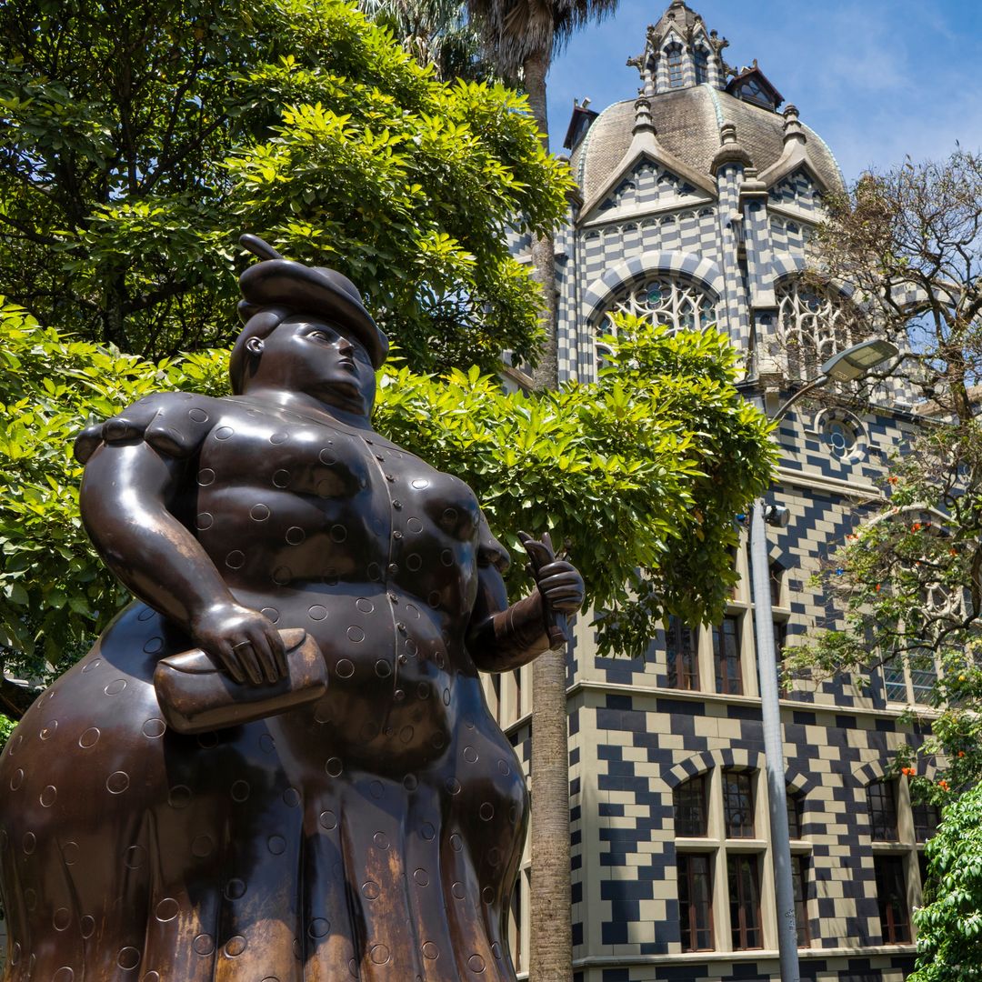 La famosa Plaza Botero y el Palacio de la Cultura Rafael Uribe Uribe en Medellín, Colombia, reconocidos por albergar las icónicas esculturas de bronce de Fernando Botero, Colombia